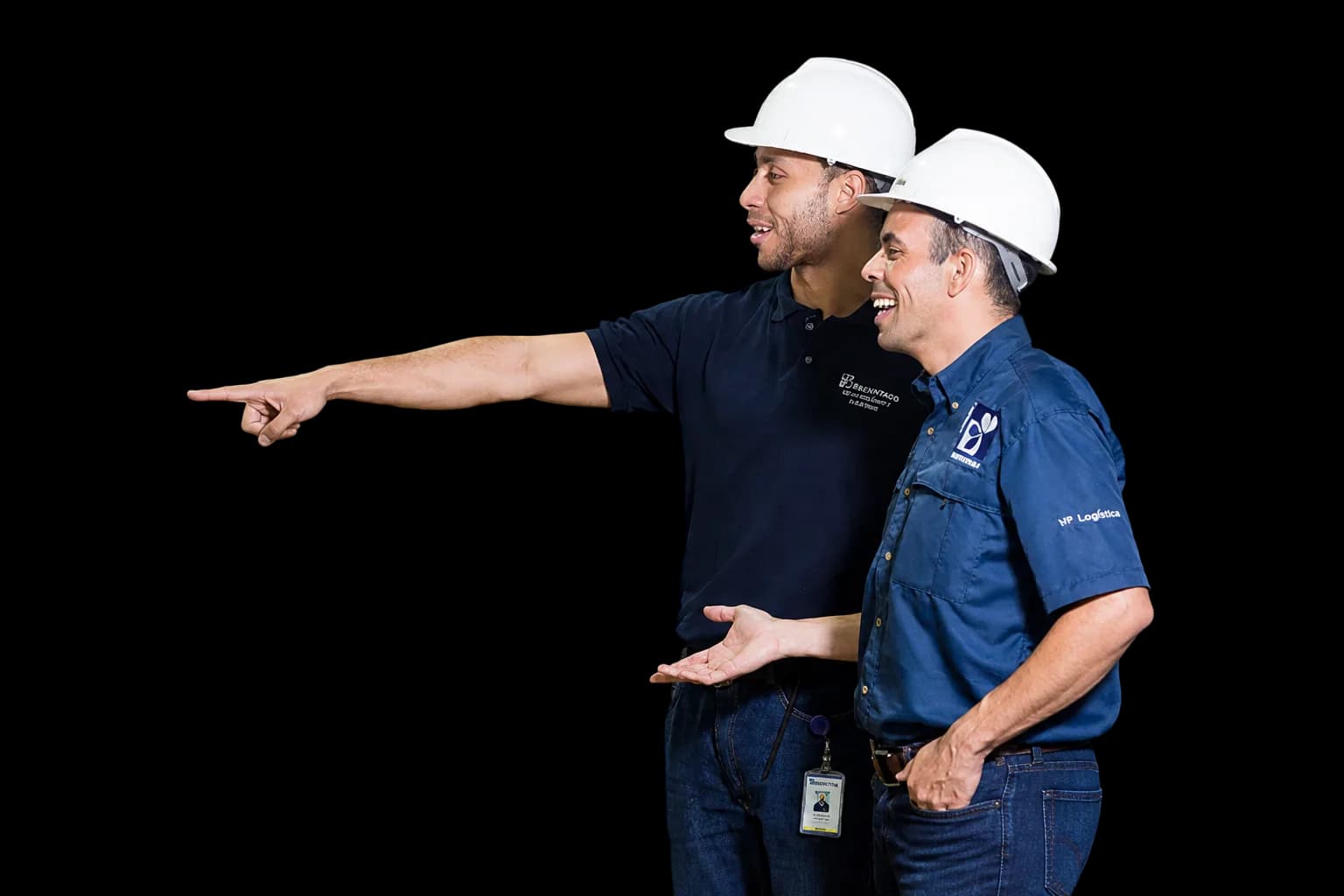 Dos colaboradores de Farmatodo con casco, uno señalando hacia adelante