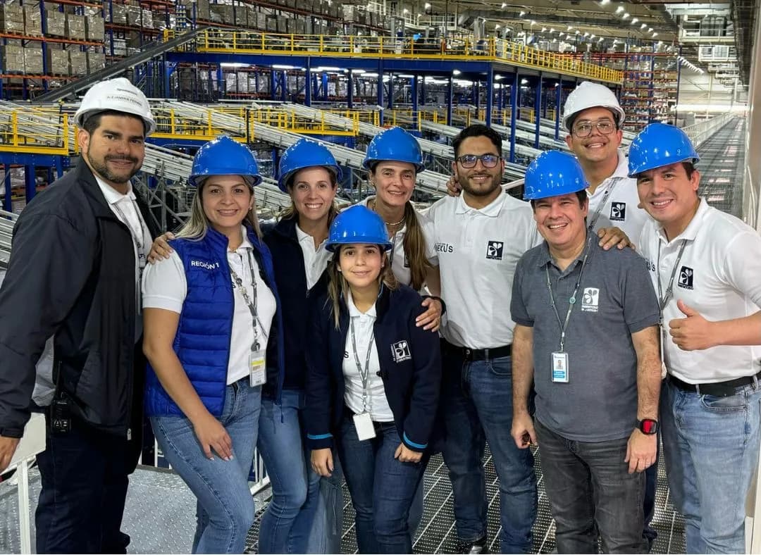 Equipo de logística de Farmatodo con casco en un centro de distribución